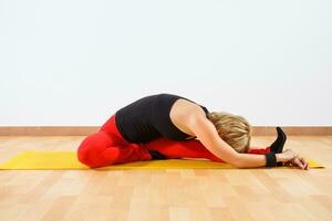 vrouw uitoefenen van yoga foto