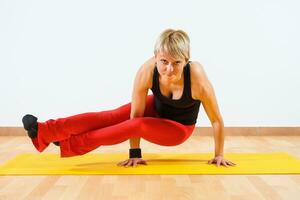 vrouw uitoefenen van yoga foto