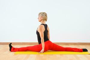 vrouw uitoefenen van yoga foto