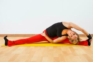 vrouw uitoefenen van yoga foto