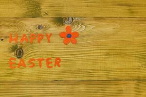 gelukkig Pasen bericht met bloem Aan houten tafel.afgezwakt foto. foto