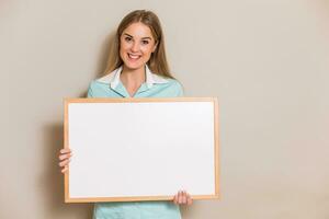 portret van medisch verpleegster Holding whiteboard. foto
