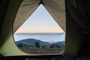 uitzicht vanaf tentingang op prachtige bergzonsopgang foto