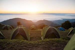 ochtend kamperen op de achtergrond van de bergen