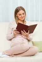 vrouw genieten lezing boek foto