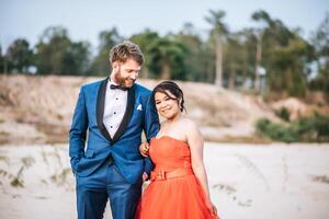 Aziatische bruid en blanke bruidegom hebben tijd voor romantiek en zijn samen gelukkig foto