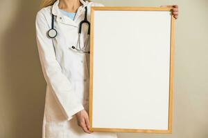 beeld van vrouw dokter Holding wit bord. foto