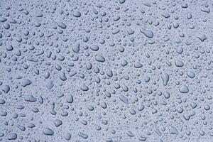 regendruppels Aan de venster in regenachtig dagen, abstract en blauw achtergrond foto