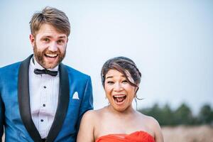 Aziatische bruid en blanke bruidegom hebben tijd voor romantiek en zijn samen gelukkig foto