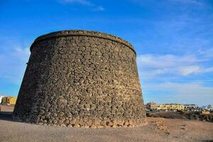 de oud steen toren in de midden- van de woestijn foto