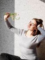 portret van een mooie jonge vrouw met een schaduwpatroon op het gezicht en lichaam in de vorm van bloemen foto