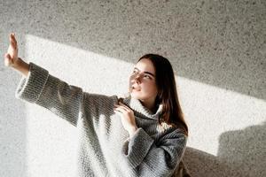 portret van een mooie jonge vrouw met een schaduwpatroon op het gezicht en lichaam foto