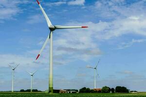 wind turbines in een veld- met een blauw lucht foto