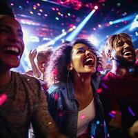 ai gegenereerd een groep van jong mensen dansen en lachend samen in een Ingepakt nachtclub foto