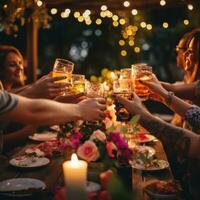 ai gegenereerd een groep van vrienden gerinkel hun drankjes samen in een geroosterd brood Bij een tafel versierd foto