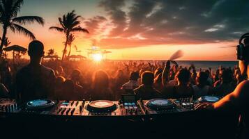 ai gegenereerd een dj stand Aan de strand met een menigte van mensen dansen en hebben pret in de achtergrond foto