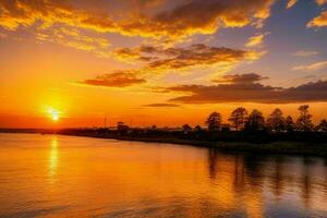 ai gegenereerd gouden uur zonsondergang Aan de rivier. pro foto