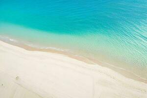 ai gegenereerd antenne visie van de tropisch strand en oceaan. pro foto