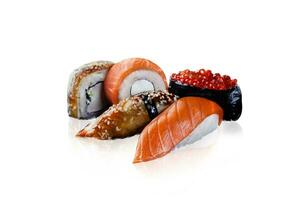 sushi reeks Aan wit achtergrond nigiri sushi foto