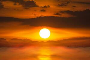 zonsondergang lucht en wolk Aan de meer. foto