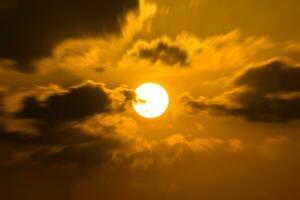 beweging wolk met zon Aan de lucht. foto