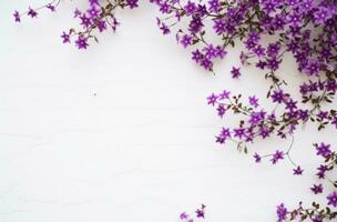 ai gegenereerd een wit muur met Purper bloemen foto