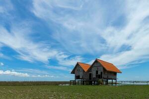 verlaten huis in een afgelegen Oppervlakte Aan de meer. foto