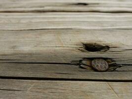 een dichtbij omhoog van een houten plank met een gat in het foto