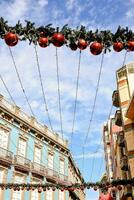 een straat met Kerstmis decoraties en een blauw lucht foto