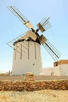 een windmolen in de midden- van een woestijn foto