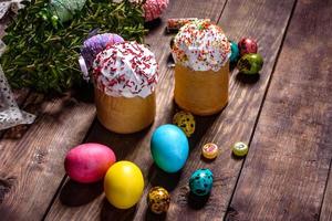 paascake en kleurrijke eieren op een donkere achtergrond foto