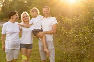 gelukkig familie genieten van in park Aan zonnig een dag foto