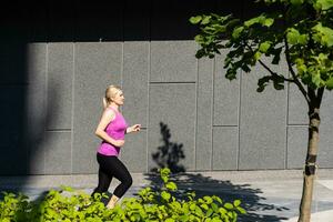 sport vrouw aan het doen uitrekken oefening gedurende buitenshuis kruis opleiding training foto