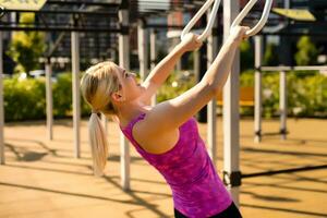 geschiktheid sport vrouw in mode sportkleding aan het doen yoga geschiktheid oefening in de straat, buitenshuis sport, stedelijk stijl foto