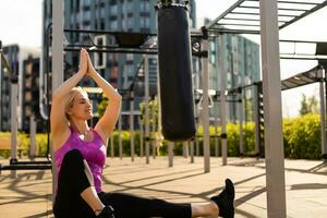 geschiktheid sport vrouw in mode sportkleding aan het doen yoga geschiktheid oefening in de straat, buitenshuis sport, stedelijk stijl foto