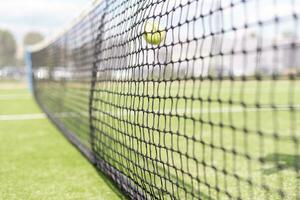 tennis netto en rechtbank. spelen tennis. gezond levensstijl foto