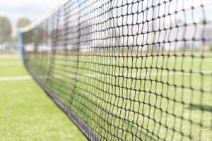 tennis netto en rechtbank. spelen tennis. gezond levensstijl foto