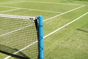 tennis netto en rechtbank. spelen tennis. gezond levensstijl foto