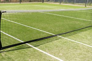 tennis netto en rechtbank. spelen tennis. gezond levensstijl foto