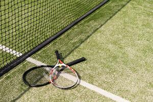 tennis netto en rechtbank. spelen tennis. gezond levensstijl foto