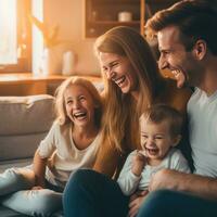 ai gegenereerd een jong familie van drie, met een baby in de vader armen, aan het kijken een komedie tonen Aan TV foto