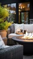 ai gegenereerd prachtig ontworpen buitenshuis patio Oppervlakte met modern meubilair, ingemaakt planten, en een knus brand pit. foto