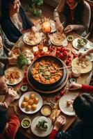 ai gegenereerd een familie verzameld in de omgeving van een tafel, genieten van een traditioneel Chinese nieuw jaar feest met knoedels foto