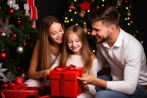 ai gegenereerd gelukkig familie met vrolijk Kerstmis magie geschenk in de buurt boom Bij avond Bij huis foto