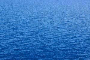 de oceaan is blauw en kalmte foto