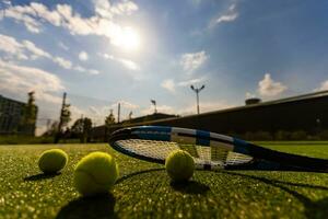 tennis racket Aan leeg tennis gras rechtbank foto