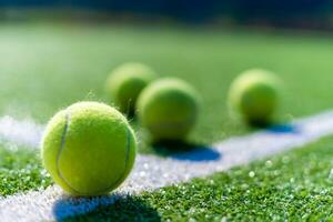 visie van leeg gazon tennis rechtbank met tennis bal foto