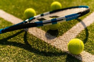 tennis racket Aan leeg tennis gras rechtbank foto