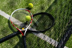 een tennisracket en nieuwe tennisbal op een pas geschilderde tennisbaan foto