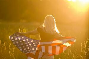 mooi jong vrouw met Verenigde Staten van Amerika vlag foto